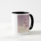Mug Femme détendant sur la plage (Devant droit)