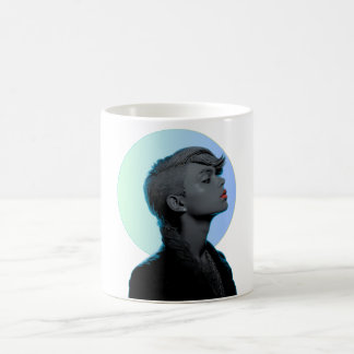Mug Femme élégante dans un portrait monochromatique