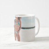 Mug Femme en bikini debout sur le sable (Devant droit)