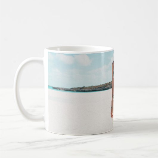 Mug Femme en bikini debout sur le sable (Gauche)