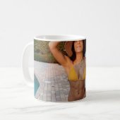 Mug Femme en bikini jaune debout sur le flo de brique (Devant gauche)