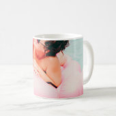 Mug Femme en flamant rose sur la piscine extérieure (Devant droit)