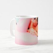 Mug Femme en flamant rose sur la piscine extérieure (Devant gauche)