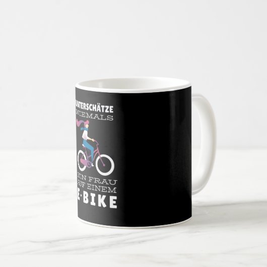 Mug Femme en vélo électronique (Devant droit)