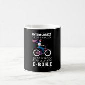 Mug Femme en vélo électronique (Centre)