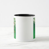 Mug Femme en vert tenant une scène de tuyau (Centre)