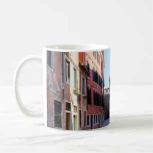 Mug Femme en veste noire marchant sur le trottoir dans