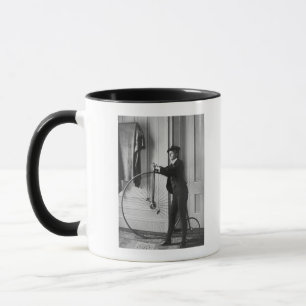 Mug Femme habillée comme homme avec la bicyclette