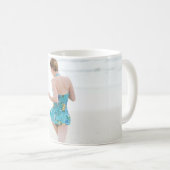 Mug Femme marchant sur le rivage près de la plage (Devant droit)