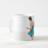Mug Femme marchant sur le rivage près de la plage (Devant gauche)