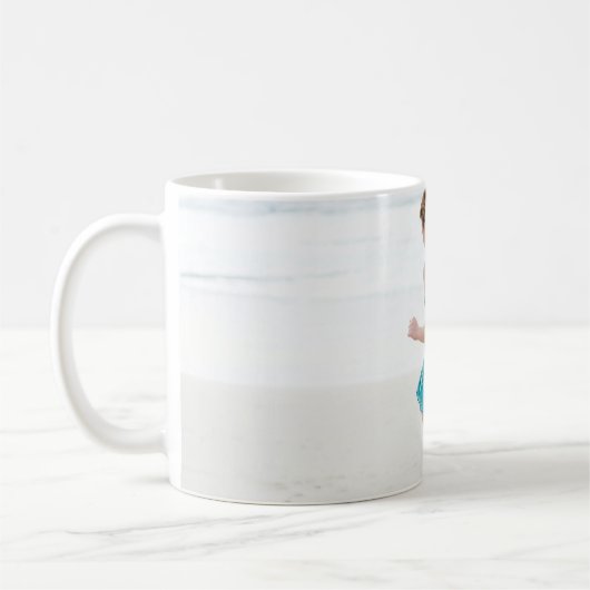 Mug Femme marchant sur le rivage près de la plage (Gauche)