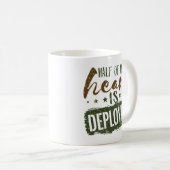 Mug Femme militaire La moitié de mon coeur est déployé (Devant droit)