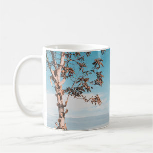 Mug Femme portant le bikini noir robinet nageant sur l