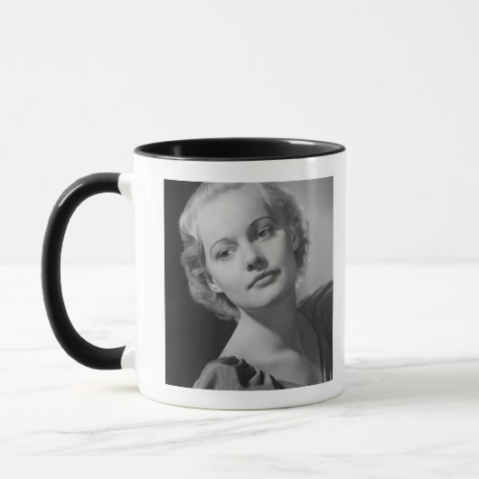 Mug Femme posant 2 (Gauche)