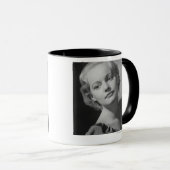 Mug Femme posant 2 (Devant droit)