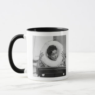 Mug Femme posant 3