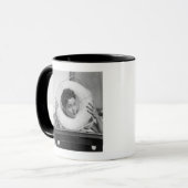 Mug Femme posant 3 (Devant gauche)
