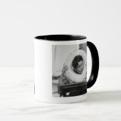 Mug Femme posant 3 (Devant droit)