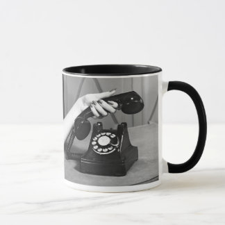 Mug Femme prenant le téléphone étroit de la main