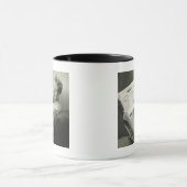 Mug Femme s'asseyant dans la chaise (Centre)