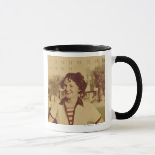 Mug Femme s'asseyant dehors