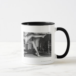 Mug Femme s'asseyant par la cheminée B&W