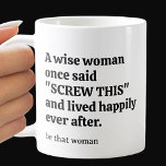 Mug Femme Sassy Wise<br><div class="desc">Un drôle de dicton à l'avant et à l'arrière de cette tasse dit : "Une sage femme a dit un jour "vis ça" et a vécu heureux toujours après." Un nom est imprimé verticalement sur le côté ou laissez cette zone vide si vous ne voulez pas d'impression. Faites un cadeau...</div>