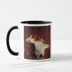 Mug Femme sur un sofa rouge