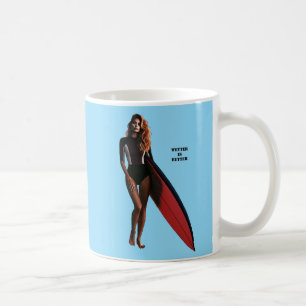 Mug Femme Surfer sur la plage avec son Surfboard URM