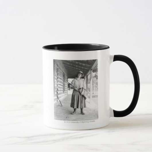 Mug Femme tenant un fusil sur un porche (Droite)