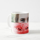 Mug Femme tenant une pastèque tranchée (Devant gauche)