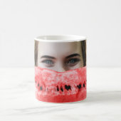 Mug Femme tenant une pastèque tranchée (Centre)