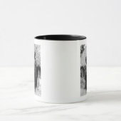 Mug Femmes nubiennes debout devant la cabane (Centre)