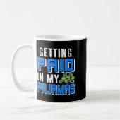Mug Femmes payées en pyjama humour de travail à distan (Gauche)