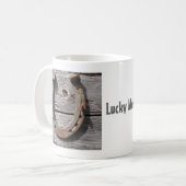 Mug Fer à cheval chanceux sur la barrière en bois (Devant gauche)