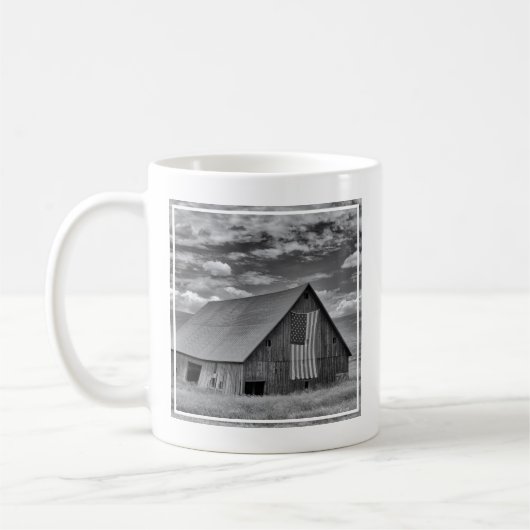 Mug Fermes | BW American Flag Barn Scene (Gauche)