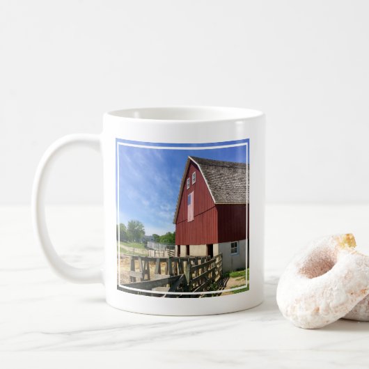 Mug Fermes | Grange rouge avec drapeau américain (Avec donut)