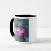 Mug Fermeture de la fleur de lotus rouge et des feuill (Devant gauche)