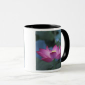 Mug Fermeture de la fleur de lotus rouge et des feuill (Devant droit)