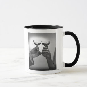 Mug Fermez-vous des couples grillant avec du vin blanc
