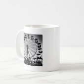 Mug Ferris Wheel en noir et blanc cadeaux photo (Devant gauche)