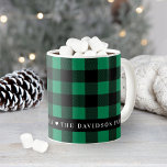 Mug Festif Buffle vert Plaid personnalisé Monogramme d<br><div class="desc">Personnalisez ce café de Noël festif ou cette tasse de cacao chaud avec votre nom de famille ou tout autre texte personnalisé. Design dispose d'un motif moderne moderne et festif,  noir et vert,  avec accent du coeur.</div>