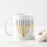 Mug Festive Menorah Hanoukka bougies bleues<br><div class="desc">Faux bougies menorah en feuille d'or pour votre fête Hanoukka. Illustration de la menorah lunaire avec des étoiles blanches recouvertes de bougies célestes sur un socle de bougies menorah en faux or. Menorah élégante étoile Hanoukka illustrée cadeaux de design et produits en papier.</div>