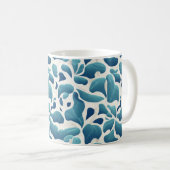 Mug Feuilles Abstraits blancs et bleus | Motif côtier (Devant droit)