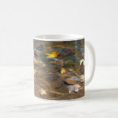 Mug Feuilles d'automne dans l'étang de l'eau Photograp (Devant droit)