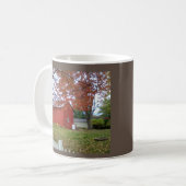 Mug Feuilles d'automne et grange rouge sucrée sur une  (Devant gauche)