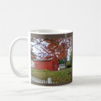 Mug Feuilles d'automne et grange rouge sucrée sur une 