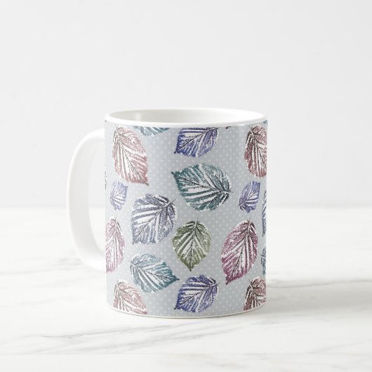 Mug Feuilles d'open work sur un arrière - plan gris cl (Devant gauche)