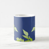 Mug Feuilles lumineux sur le bleu (Centre)
