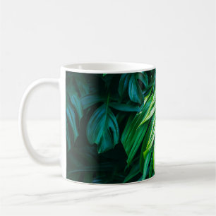 Mug Feuilles verts tropicaux sur arrière - plan sombre